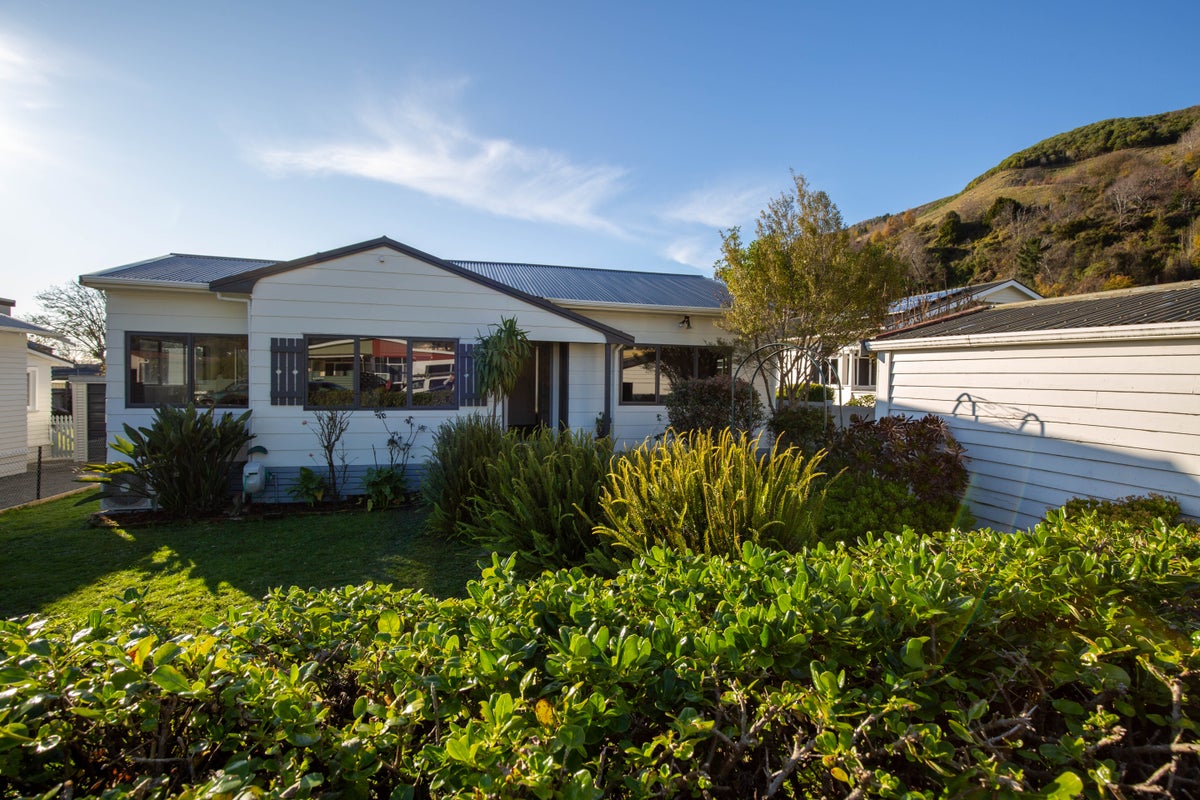 105 Grove Street, The Wood, Nelson - Carousel 1