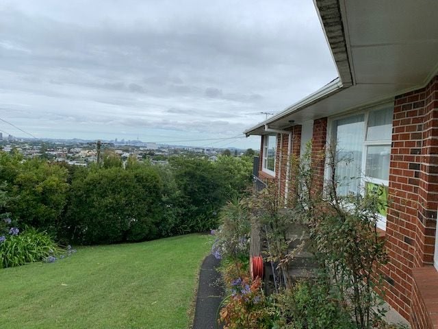 2/4 Dewsbury Terrace, Castor Bay, Auckland - Carousel 2