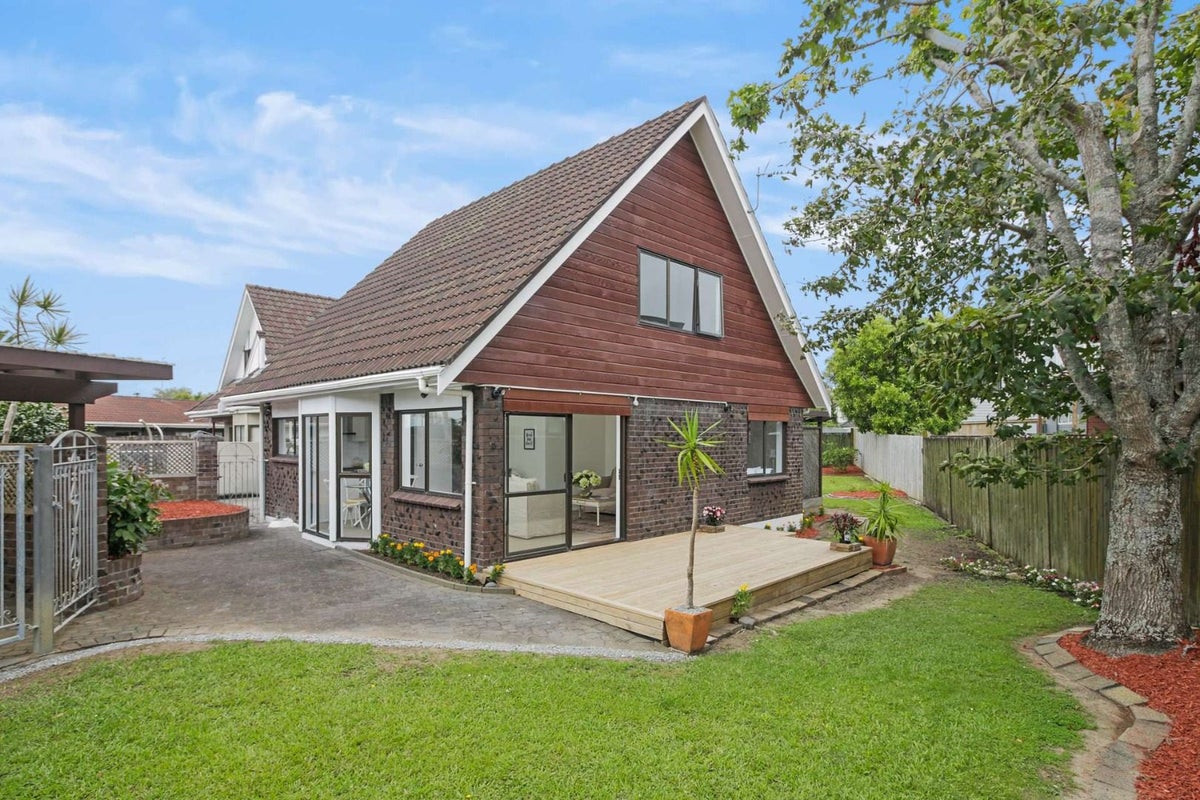 2/20 Vivian Wilson Drive, Eastern Beach, Auckland - Carousel 2