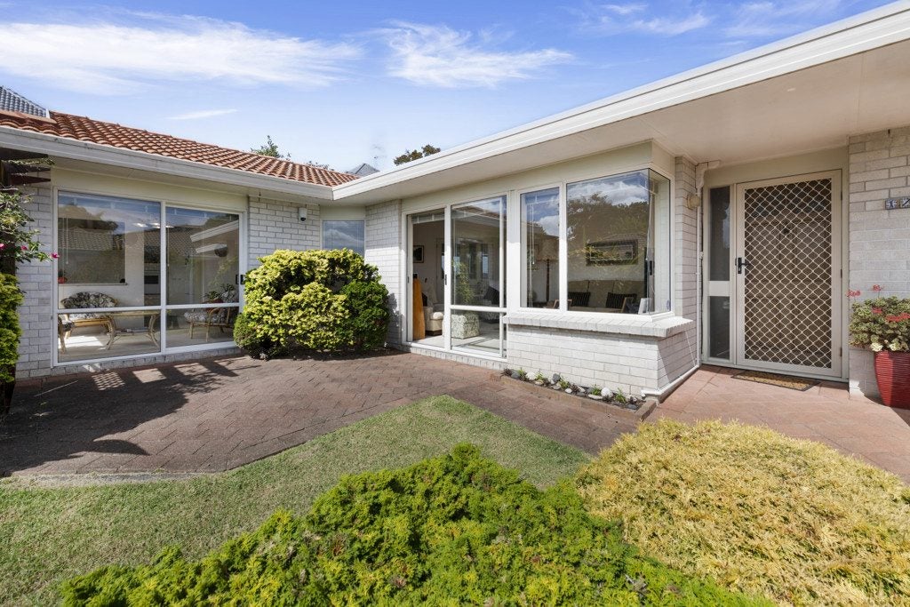 1/61 Wiltshire Place, Somerville, Manukau - Carousel 1
