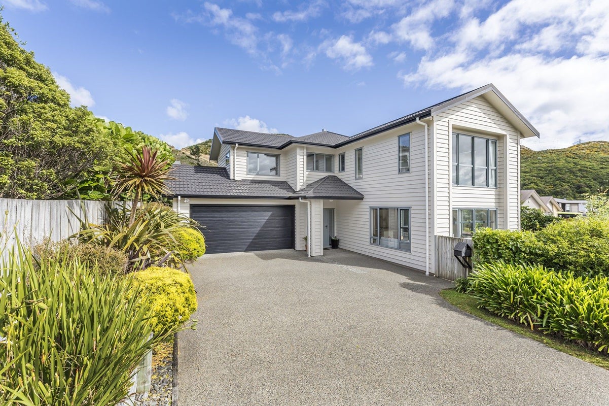 4 Edington Grove, Churton Park, Wellington - Carousel 1
