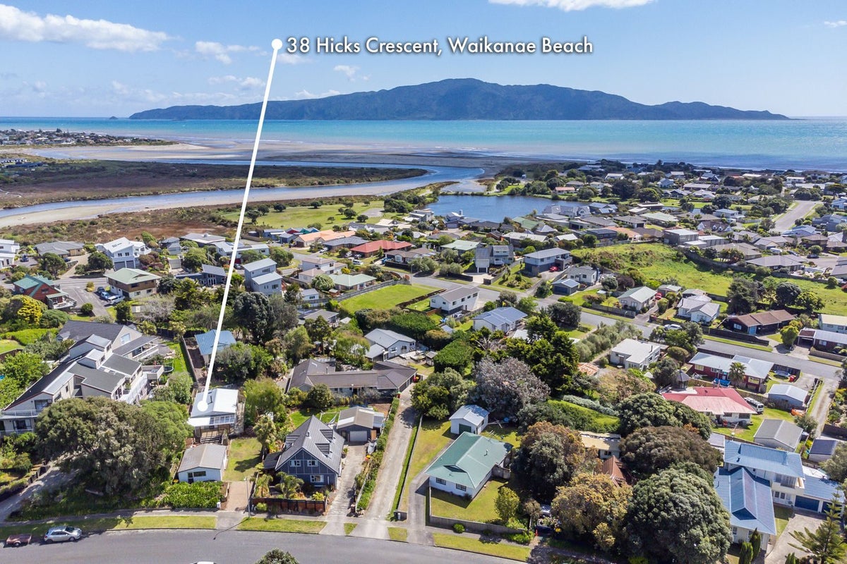 38 Hicks Crescent, Waikanae Beach, Waikanae - Carousel 1