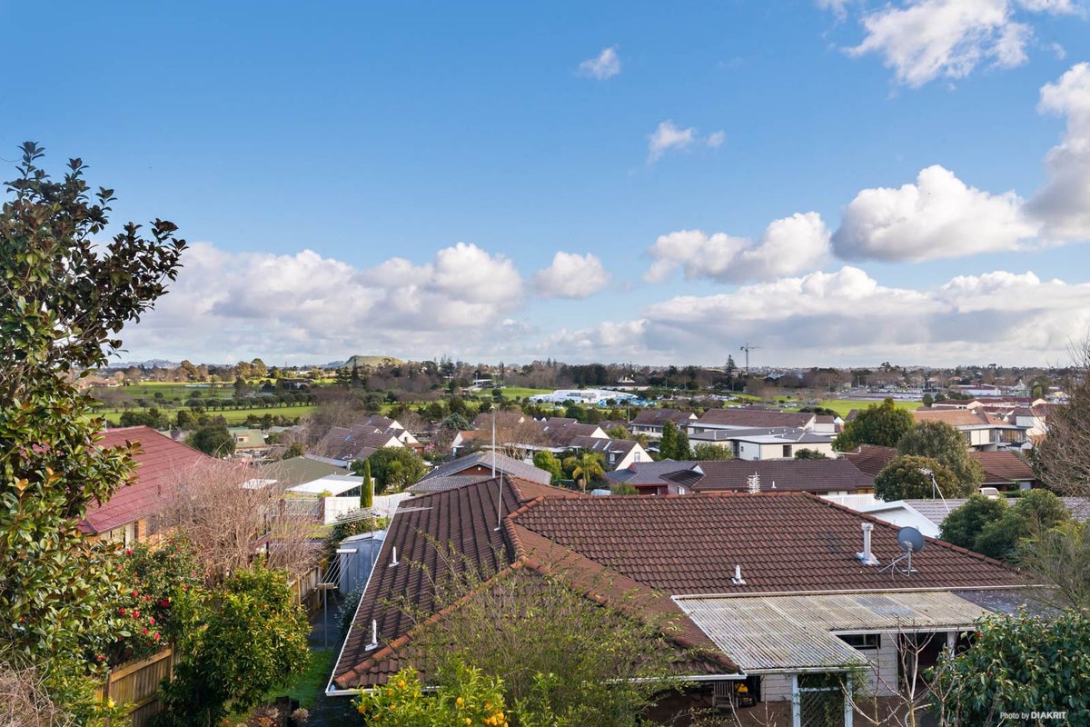 1/2 Eske Place, Highland Park, Auckland - Carousel 1