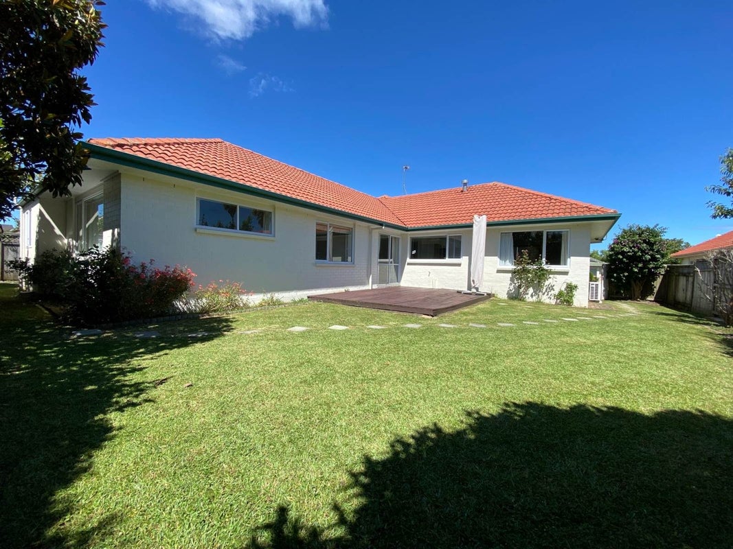 12 Palmcrest Grove, Highland Park, Auckland - Carousel 2