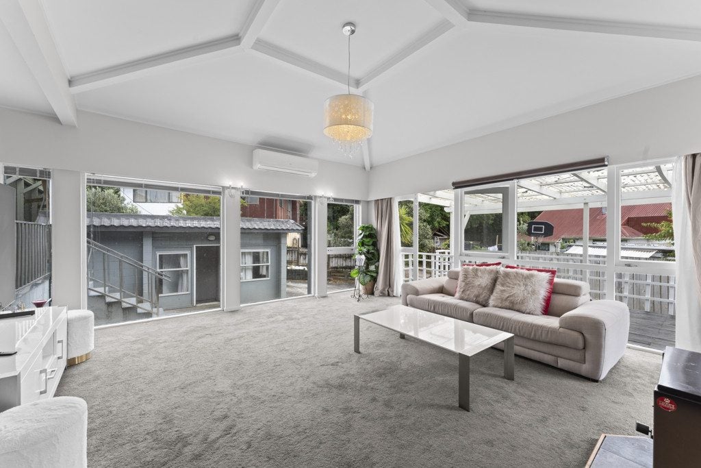 7 Phoenix Place, Papatoetoe, Auckland - Carousel 1