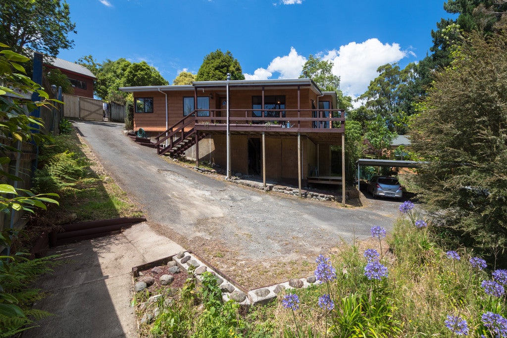 35 Heathcote Place, Fitzherbert, Palmerston North - Carousel 1