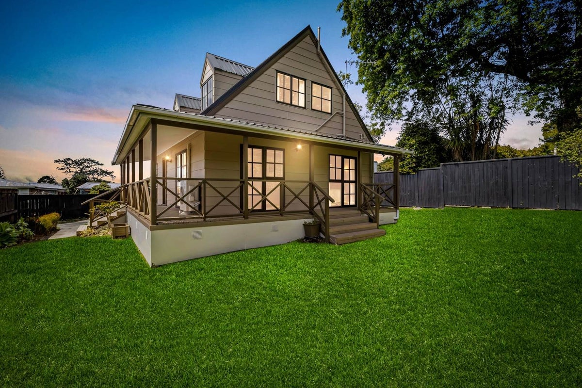 9A Tracey Terrace, Te Atatu South, Auckland - Carousel 1