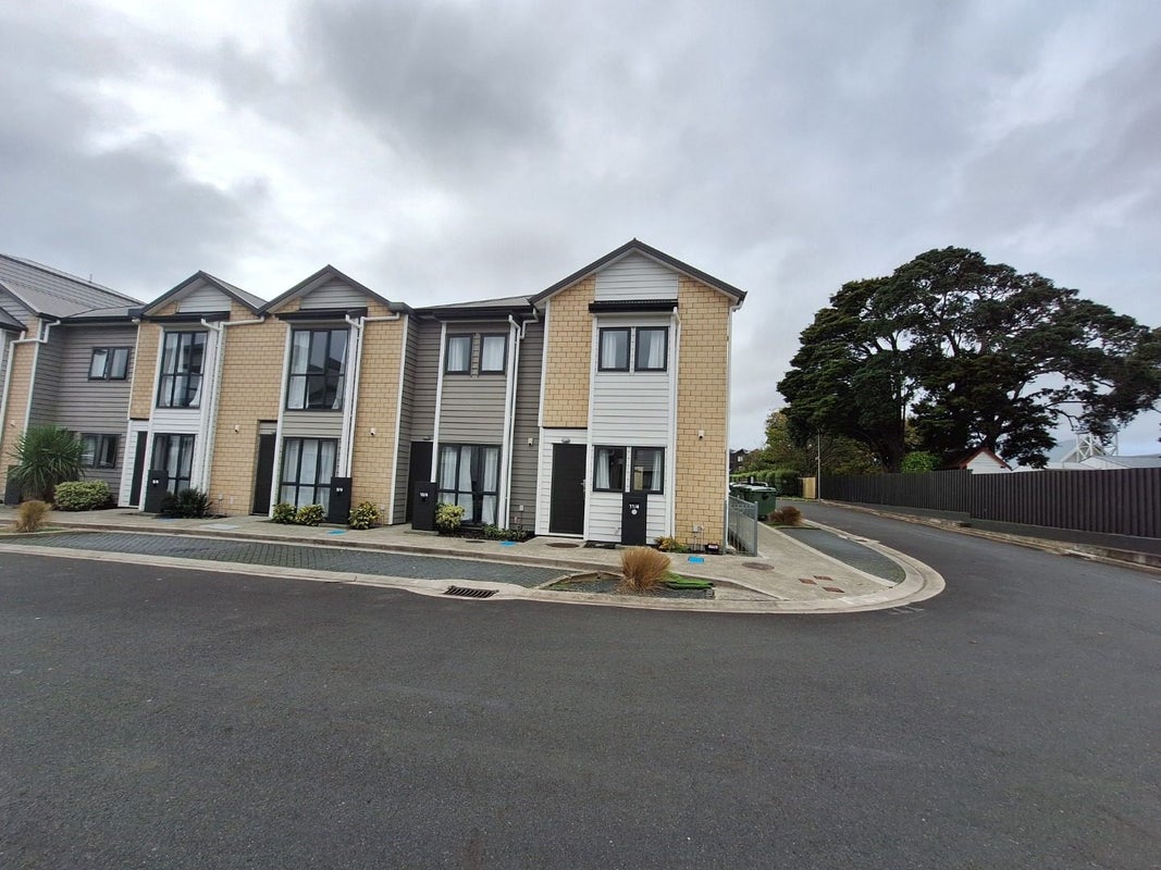 10/4 Wallson Crescent, Wiri, Auckland - Carousel 1
