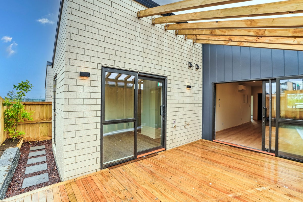 9 Paretao Street, Massey, Auckland - Carousel 1