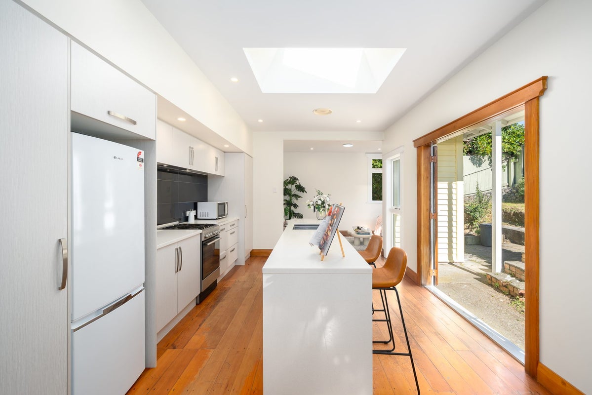 9 Wavell Street, Karori, Wellington - Carousel 2