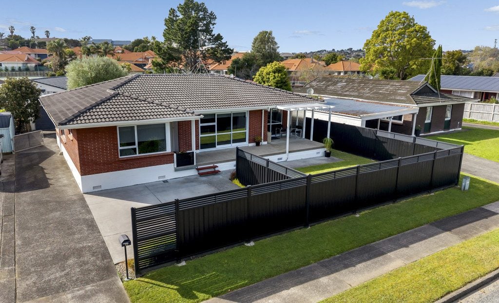 12 Mirrabooka Avenue, Botany Downs, Auckland - Carousel 1