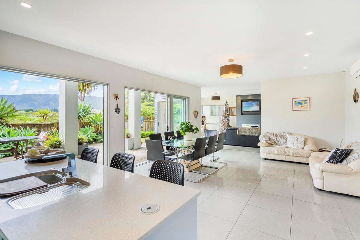 18 Olliver Grove, Waikanae Beach, Waikanae - Carousel 2