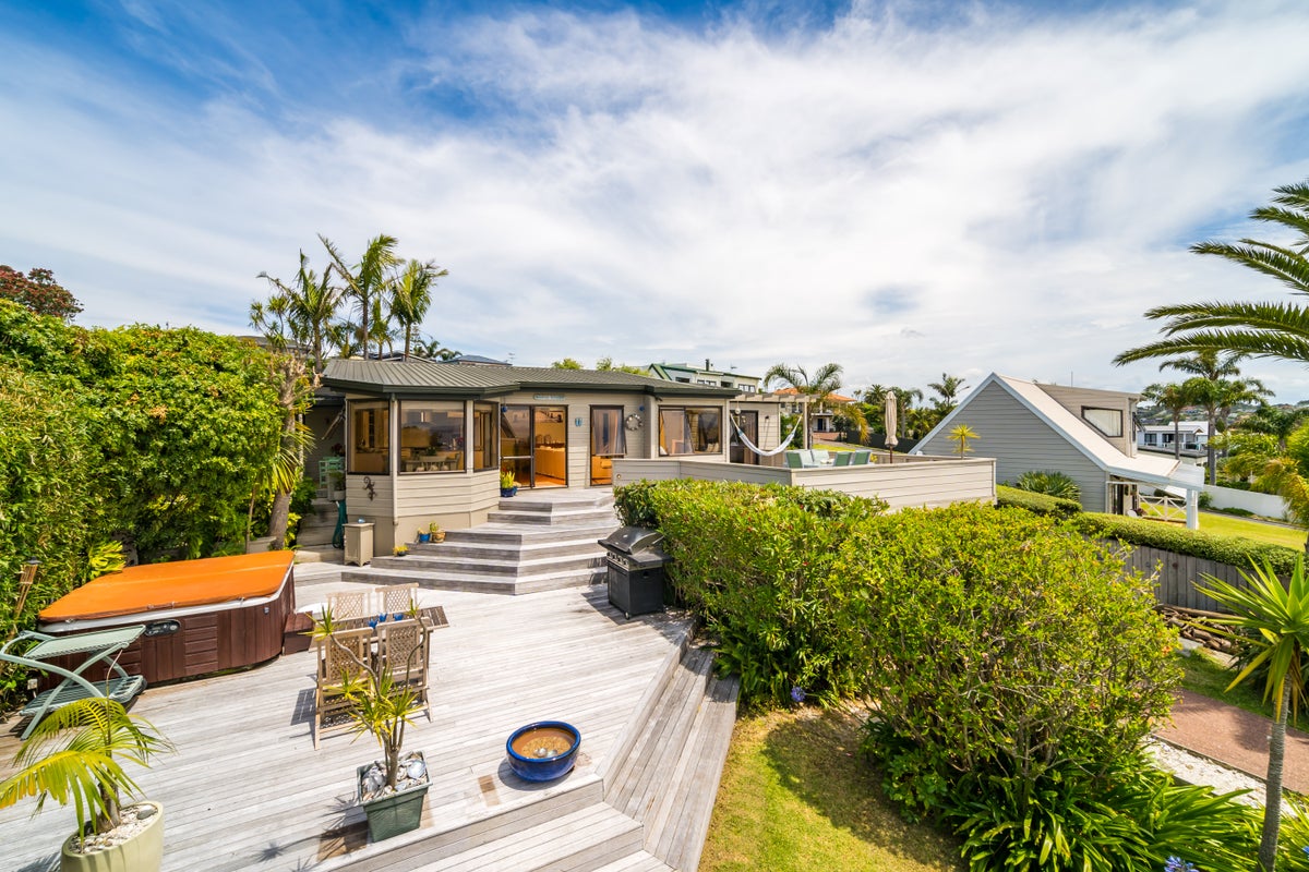 45 Pacific Parade, Army Bay, Whangaparaoa - Carousel 1
