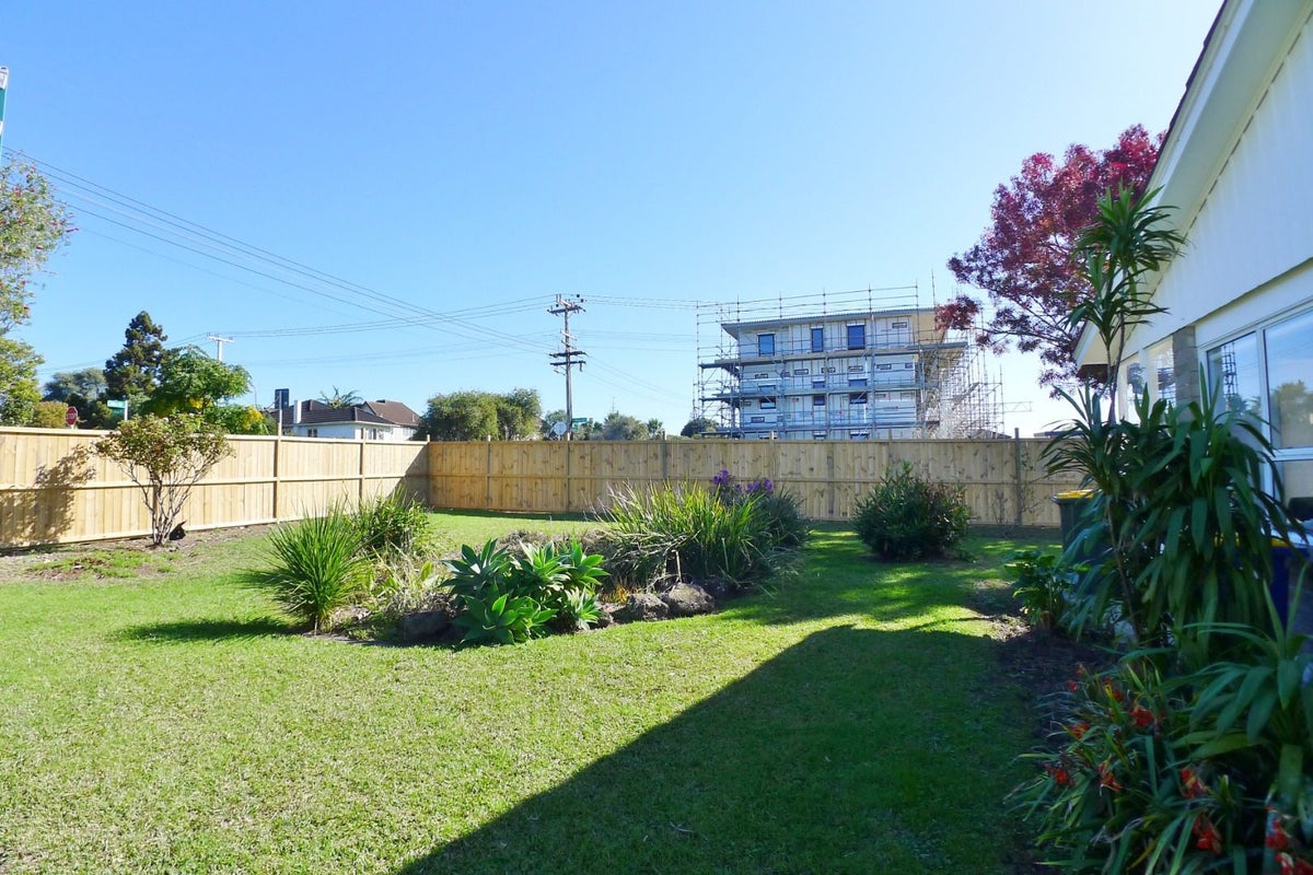 1/29 Nikau Street, New Lynn, Auckland - Carousel 14