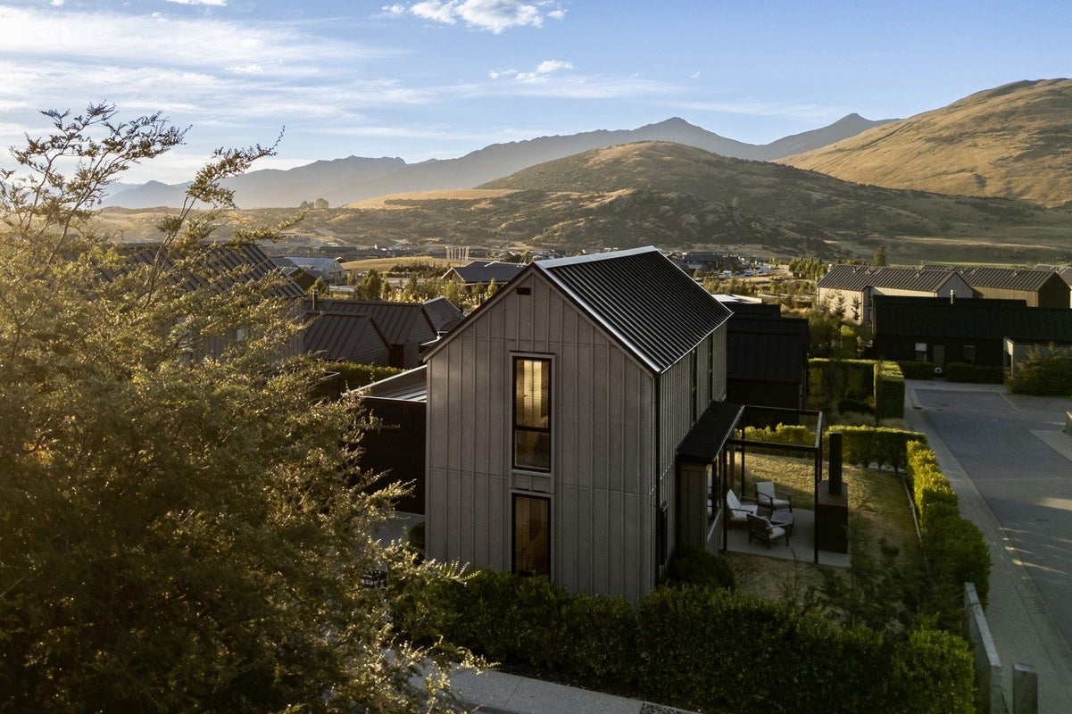 6 McKenzies Shute, Jacks Point, Queenstown - Carousel 2