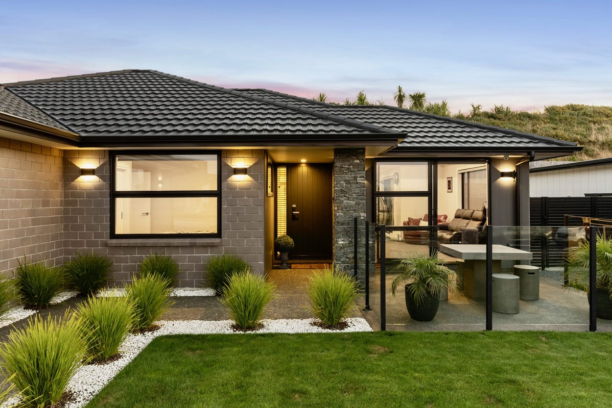 89 Queen Charlotte Drive, Aotea, Porirua - Carousel 2