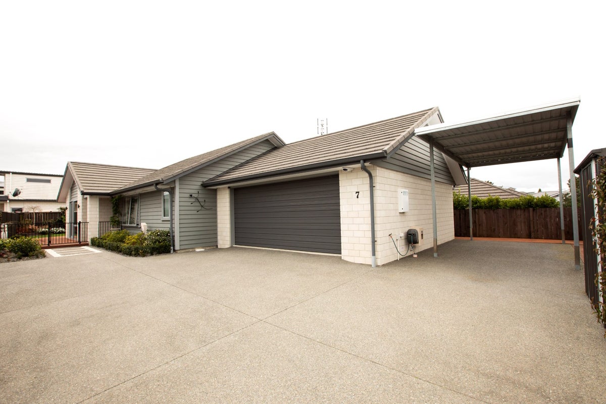 7 Paritai Place, Flagstaff, Hamilton - Carousel 1