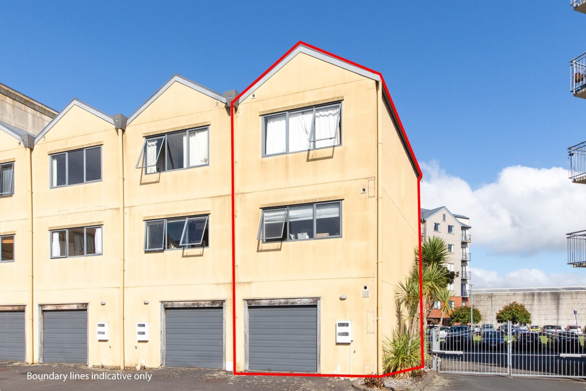 1/12 Crown Lynn Place, New Lynn, Auckland - Carousel 1