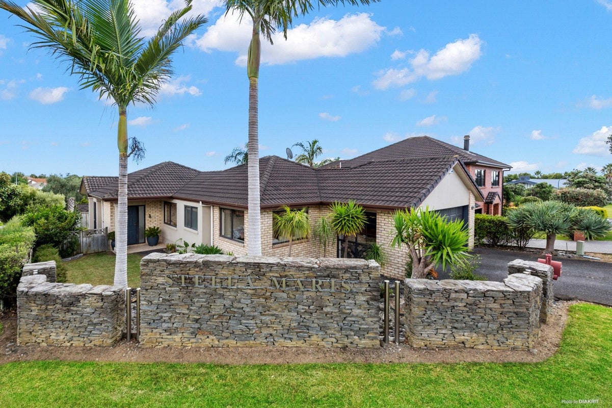 2 Stellamaris Way, Shamrock Park, Auckland - Carousel 1