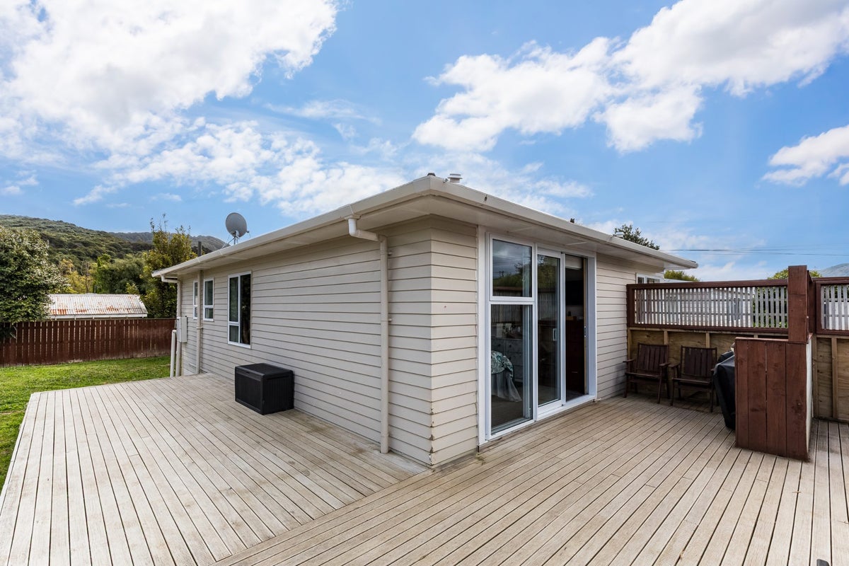 42 Wood Street, Wainuiomata, Lower Hutt - Carousel 1
