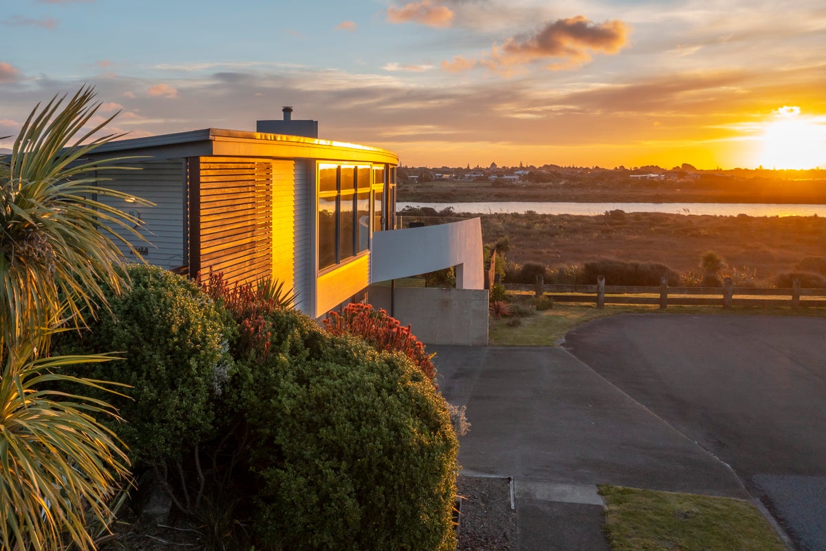 116 Queens Road, Waikanae Beach, Waikanae - Carousel 1