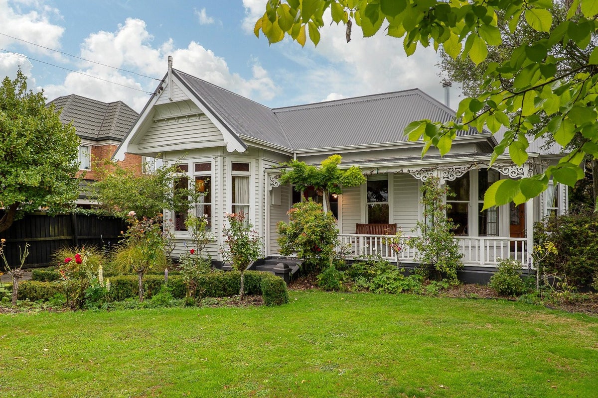 42 Hawkesbury Avenue, St Albans, Christchurch - Carousel 1