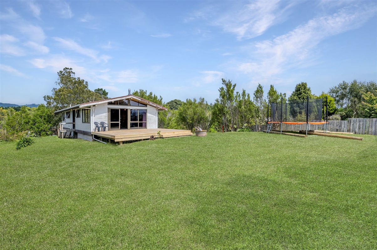10 Toroa Road, Otaihanga, Paraparaumu - Carousel 1