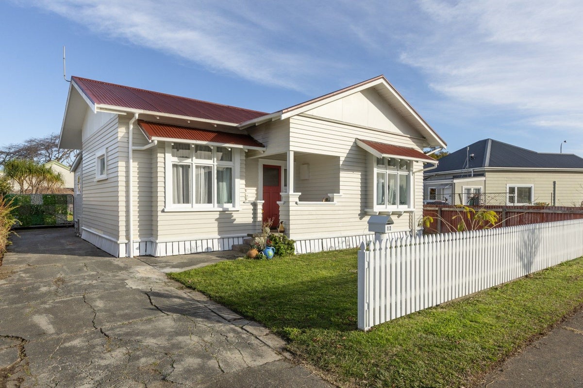 12 Kinross White Street, Napier South, Napier - Carousel 1