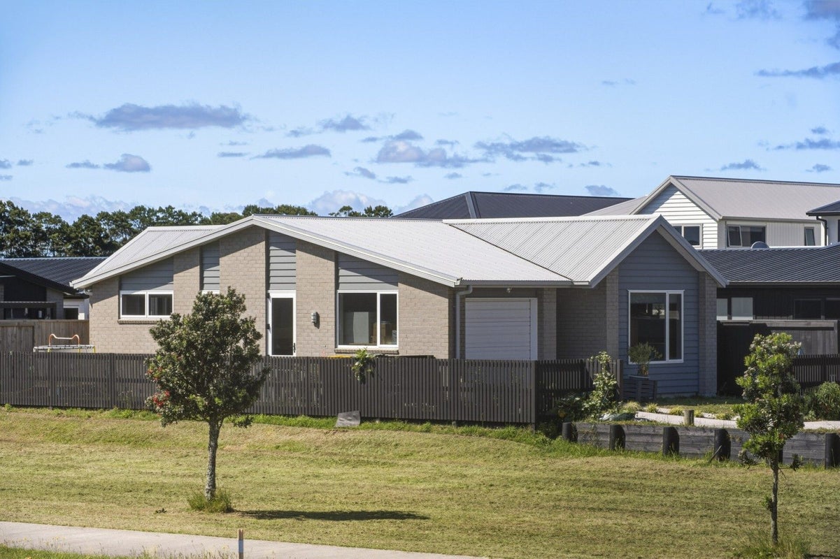 8 Tauhinu Place, Papamoa, Papamoa - Carousel 1
