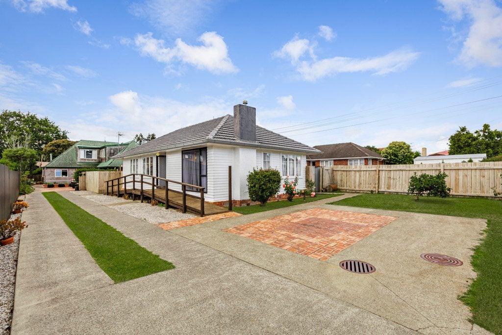 32 Edwards Avenue, Henderson, Auckland - Carousel 1