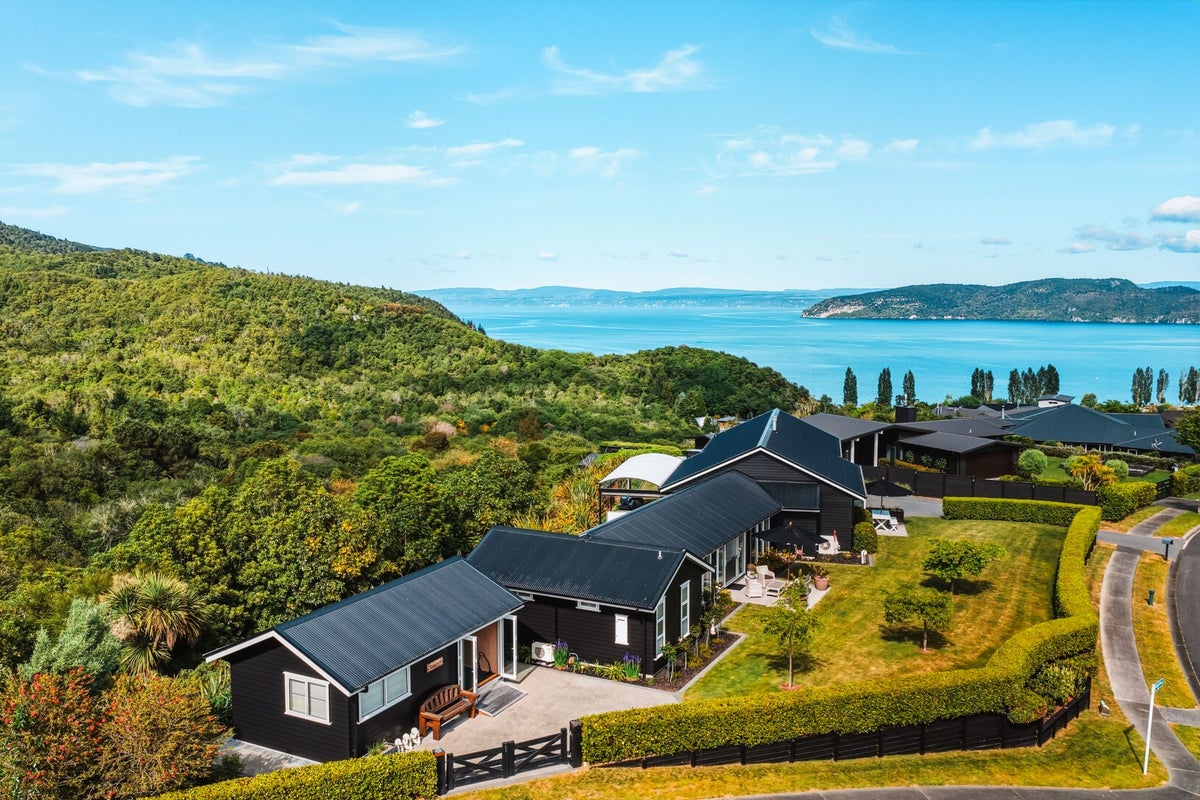 1 Peregrine Place, Kinloch, Taupo - Carousel 2