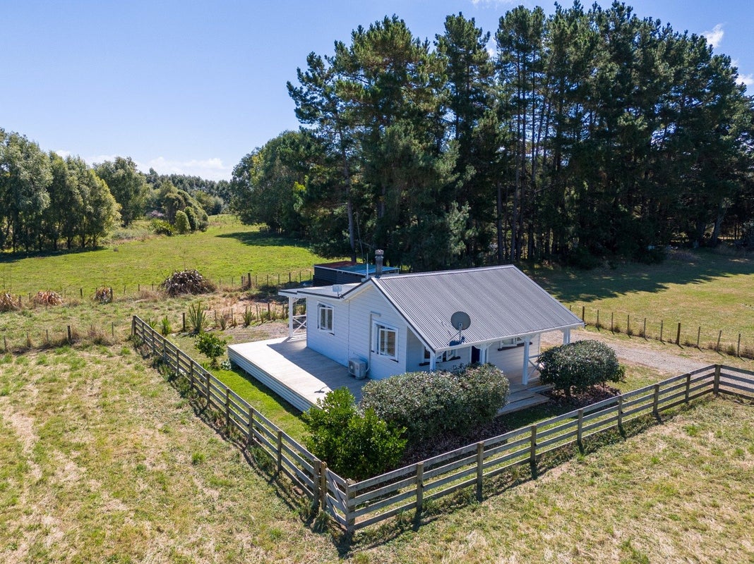 103A Waikawa Beach Road, Manakau, Levin - Carousel 1