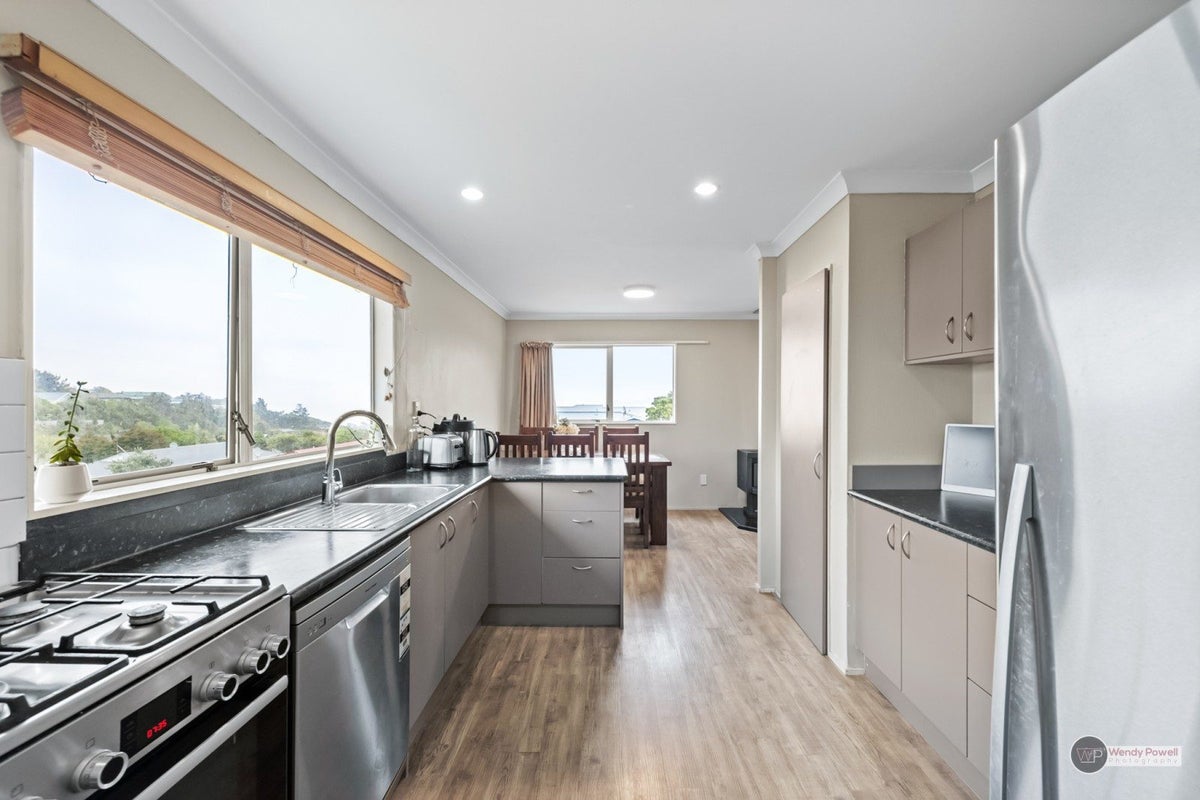 10 Kaitangata Crescent, Kelson, Lower Hutt - Carousel 2