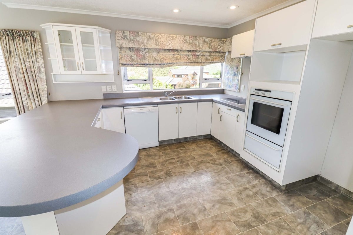 9 Longmont Terrace, Churton Park, Wellington - Carousel 2