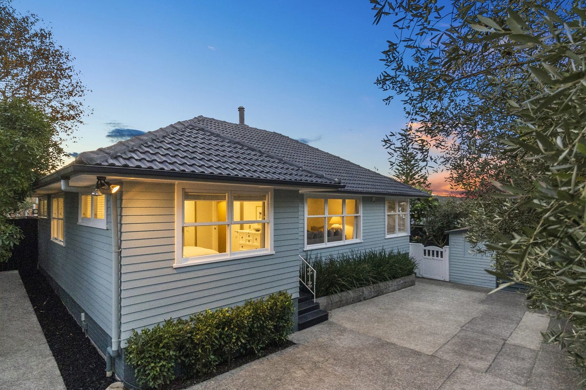 1/54 Fairclough Road, Beach Haven, Auckland - Carousel 1
