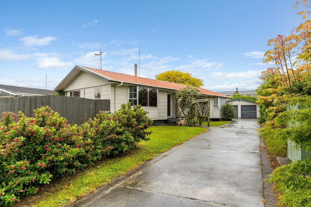 10 Meadowbrook Drive, Cloverlea, Palmerston North - Carousel 2