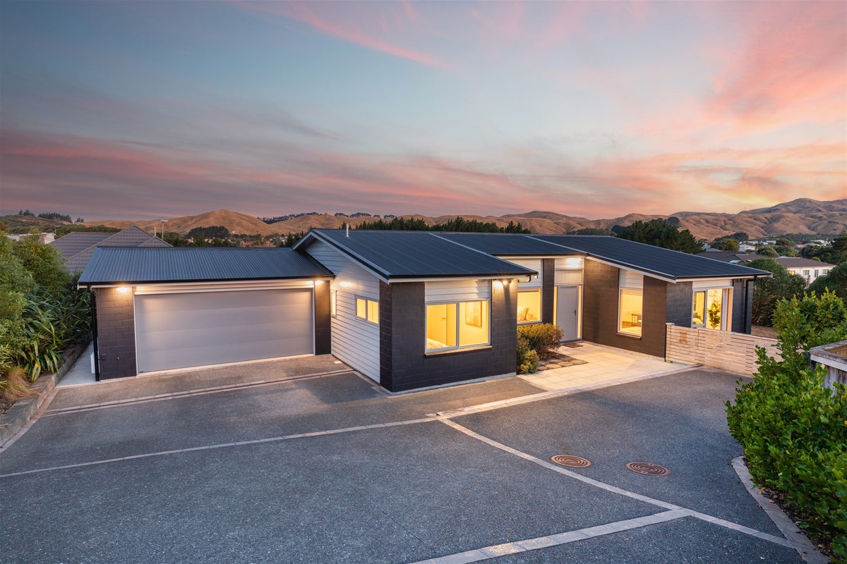 83 Te Puia Drive, Aotea, Porirua - Carousel 1