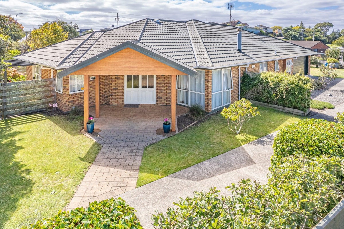 15 Perrett Drive, Otamatea, Whanganui - Carousel 1