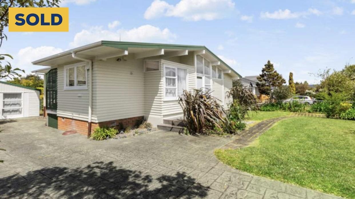 16 Grimshaw Place, Henderson, Auckland - Carousel 1