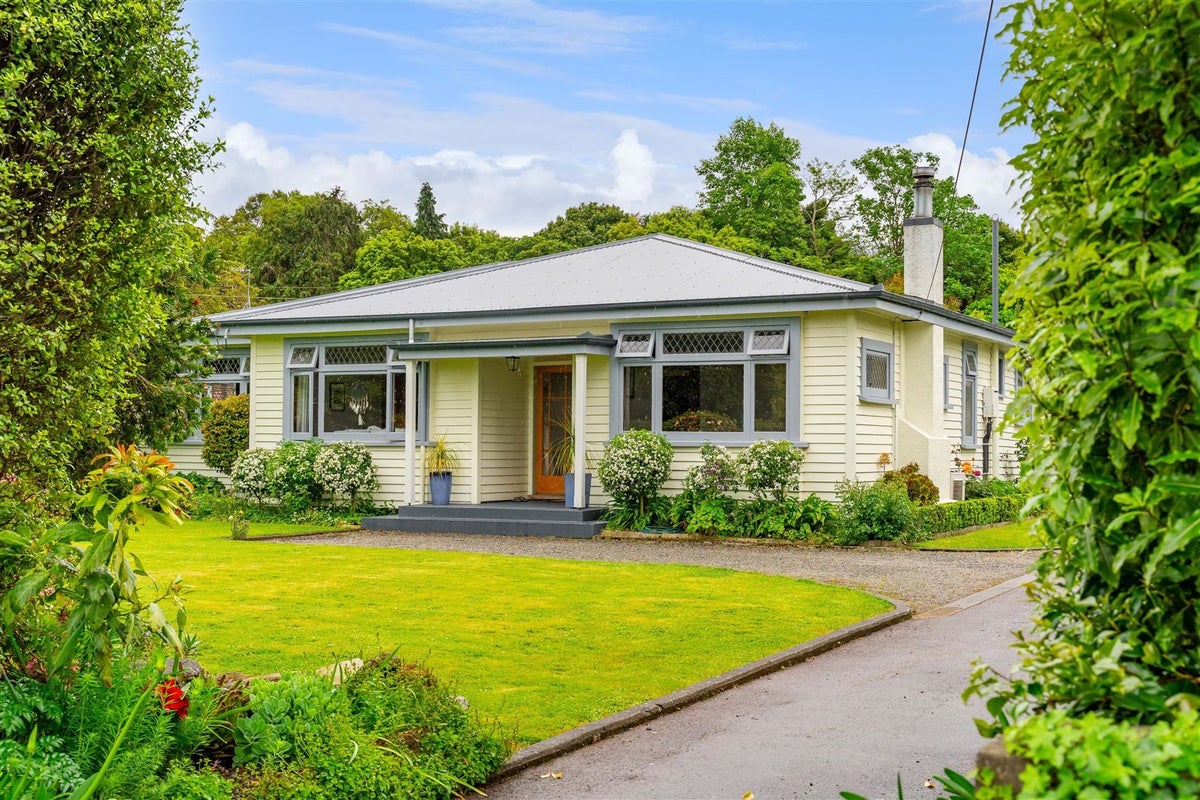 6 Terrace End, Lansdowne, Masterton - Carousel 1
