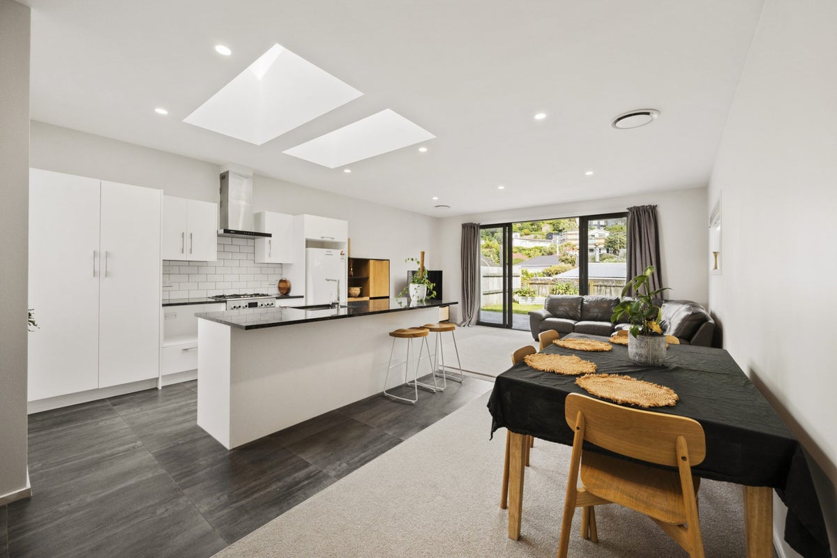 208A Queens Drive, Lyall Bay, Wellington - Carousel 1