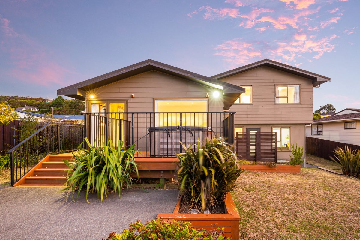 12 Langwell Place, Papakowhai, Porirua - Carousel 1
