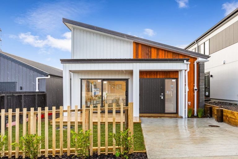 58 Horokaka Street, Massey, Auckland - Carousel 1