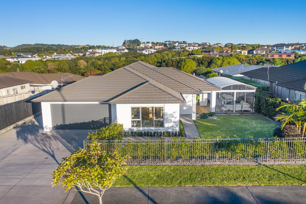 11 Weatherly Drive, Beachlands, Auckland - Carousel 1