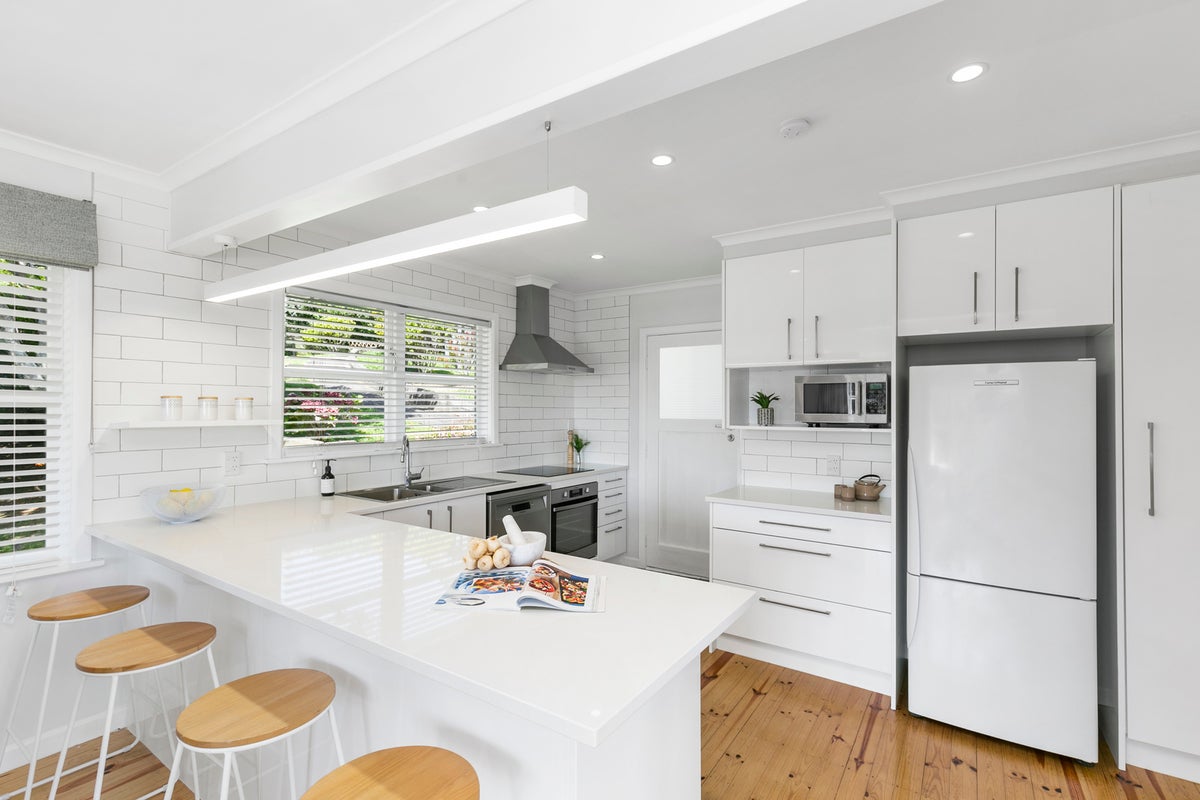 1 Allen Terrace, Tawa, Wellington - Carousel 2