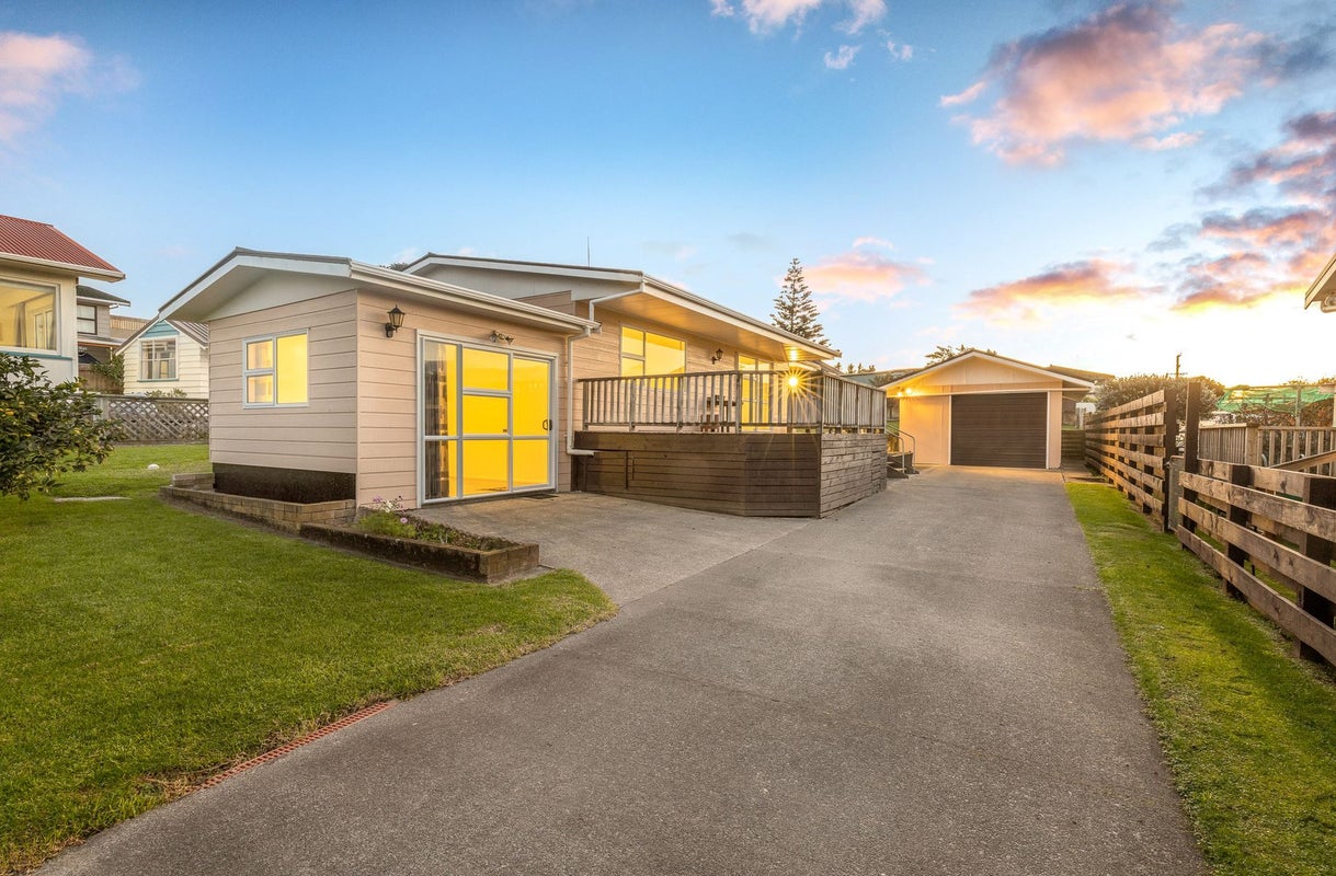 31 Gawler Street, Te Horo Beach - Carousel 1