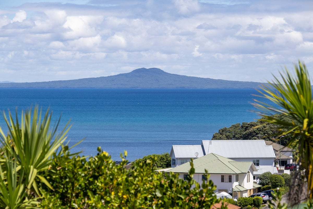 15 Kotanui Avenue, Army Bay, Whangaparaoa - Carousel 1