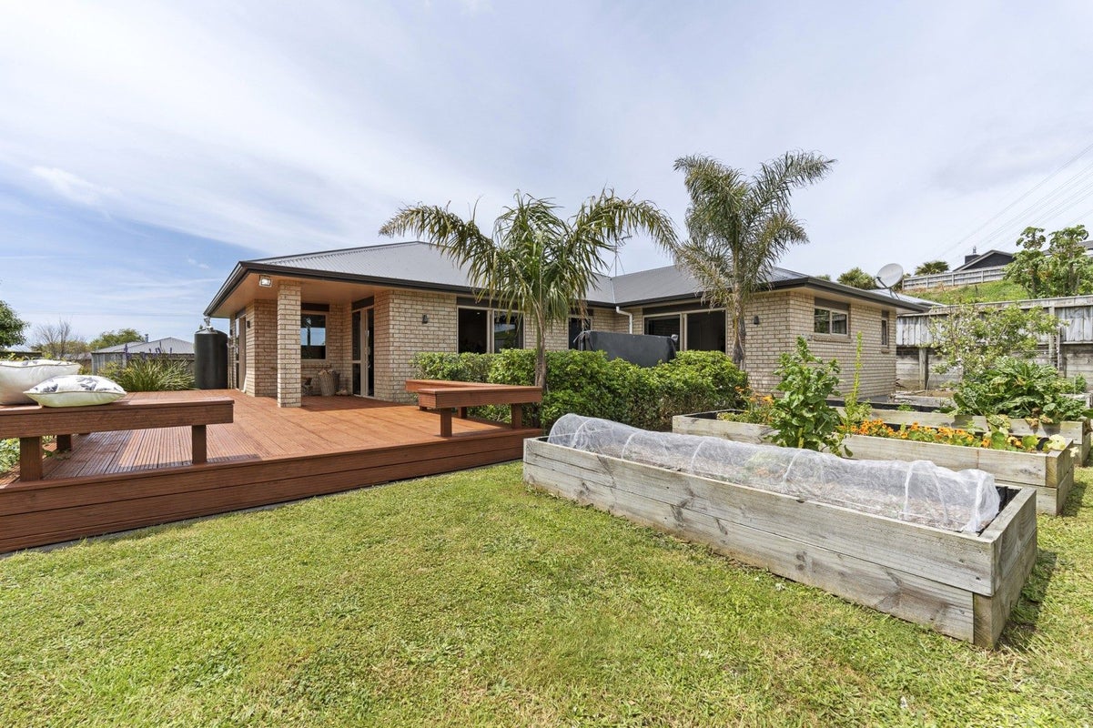 3A Honeyfield Drive, Whalers Gate, New Plymouth - Carousel 1