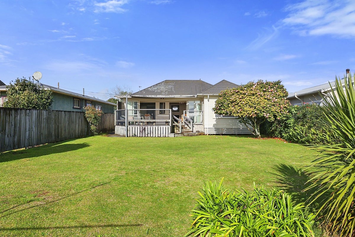 12 List Street, Welbourn, New Plymouth - Carousel 19