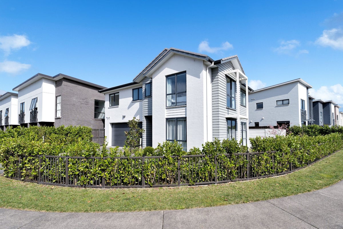 29 Vincent McGrath Crescent, Swanson, Auckland - Carousel 2